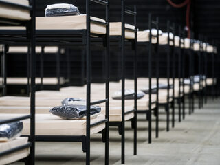 Waarnemend burgemeester Enschede overnacht in noodopvang: 'Absoluut niet te vergelijken met hotelkamer'