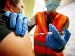 Besmettingscijfers in verpleeghuizen bereiken record, bewoners krijgen boosterprik