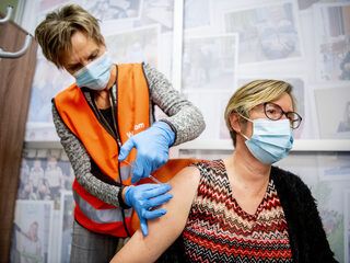 Steeds meer Europese landen voeren vaccinatieplicht in: zo kan het in Nederland