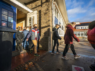 Basisscholen en middelbare scholen weer open, hoger onderwijs langer dicht