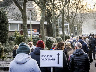 Zal omikron zorgen voor een andere kijk op de pandemie?