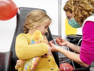 Podcast De Dag: hoe zinvol is het kindervaccin?