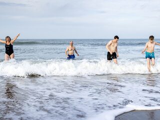 Kirsten schreef een boek over onze zwemgeschiedenis: 'Wij zijn best wel bang voor water'