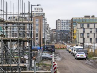 Steeds meer huizen op herrie-plek problematisch? 'Jaarlijks overlijden honderd mensen door lawaai'