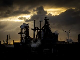 Grote vervuilers overhandigen klimaatplan aan Milieudefensie: 'De klimaatcrisis dwingt ons om actie te ondernemen'