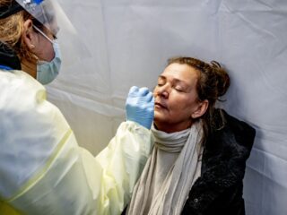Testen en vaccineren niet meer nodig: 'Je kan nog altijd longcovid oplopen na een besmetting'