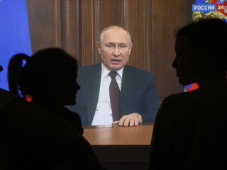 Poetin stuurt militairen naar Donetsk en Loehansk voor 'vredesmissie'