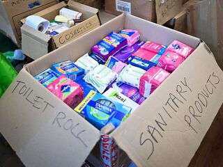 Steeds meer menstruatiearmoede: 'Als ik niet genoeg maandverband kan kopen, blijven ze gewoon thuis'