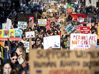 Nederland scoort laag op ongelijkheidslijst: 'Meeste zorgtaken komen toch nog bij de vrouw terecht'