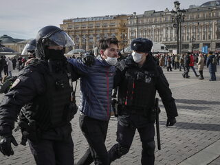 Journalisten verlaten Rusland na introductie nieuwe wet: 'Ik wist dat het einde verhaal was'