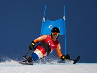 Paralympiër Jeroen Kampschreur gaat zittend de piste af, maar loopt voor het eerst het podium op