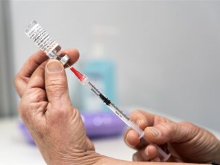 Stand.nl: 'Gaat u het nieuwe coronavaccin halen?'