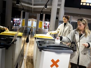 Een stemplicht of stemmen op je mobiel: hoe verhogen we de opkomst bij verkiezingen?