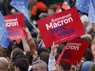 Macron wint volgens prognose van Le Pen: 'Feest bij de Eiffeltoren'