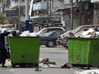 Libanezen struinen door vuilnis op zoek naar voedsel door armoede