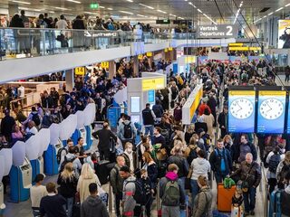 Stand.nl: 'De chaos op Schiphol vraagt om pijnlijke keuzes'