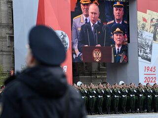 Poetin haalt fel uit naar NAVO in speech, belooft familie gesneuvelden te helpen