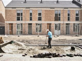 Topman bouwgigant Ballast Nedam: 'Verlaag belasting op nieuwbouwhuizen'