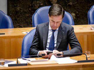 'Focus eens op écht belangrijke dingen in plaats van de Nokia van Rutte'