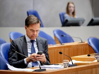 Kabinet debatteert over sms-gate: 'De oppositie spuugde vuur'