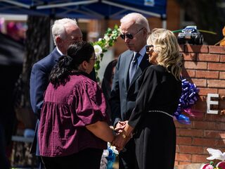 Joe en Jill Biden troosten nabestaanden in Uvalde: 'Veel meer kan hij in de realiteit niet doen'