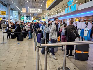 Reisorganisaties wachten op telefoontje Schiphol: 'Klanten willen weten of de reis doorgaat'