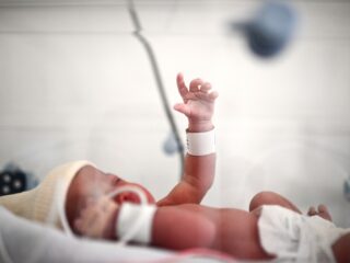 Britse verpleegkundige staat terecht voor babymoorden