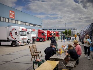 Boeren houden blokkades distributiecentra supermarkten in stand