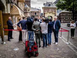 Loopt de Haagse pers te veel aan de leiband van de macht?