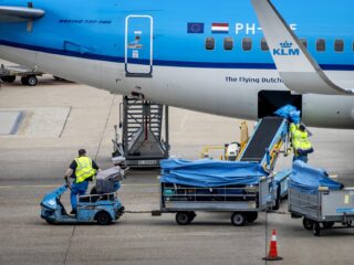 FNV start namens bagage- en cargomedewerkers schadeclaimprocedure tegen Schiphol