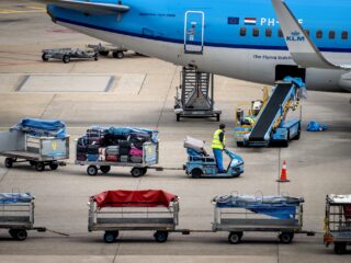 Arbeidsinspectie kreeg toch signalen over zwaar sjouwwerk Schiphol