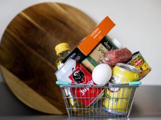 Meer werken en reclamefolders doorpluizen: zo spelen mensen in op prijsstijgingen