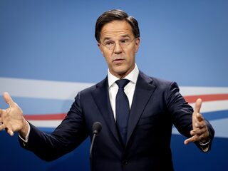 Taaltovenaar en woordbokser: de taal van 'politiek overlevingskunstenaar' Mark Rutte