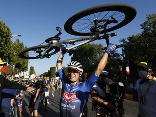 Philipsen steelt de show op de Champs-Élysées, champagne voor Vingegaard