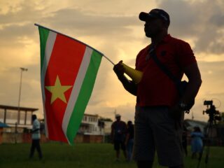 Waarom vertrekken veel Surinaamse jongeren naar Nederland?