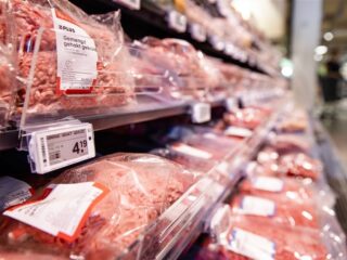 Prijs van vlees verhogen? 'Mits de boeren financieel geholpen worden'