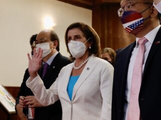 Stand.nl: 'Het bezoek van Pelosi aan Taiwan brengt onnodig spanningen met zich mee'