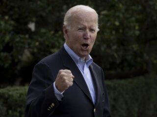 Enorm investeringsplan Biden haalt met één stem meerderheid Amerikaanse Senaat