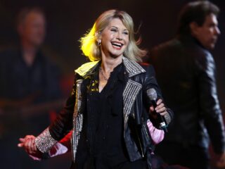 Wat weet je van Olivia Newton-John, de hittegolf en de inval bij Trump? Speel de nieuwsquiz!
