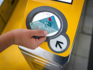 Vanaf dinsdag met je pinpas inchecken bij de NS: 'Dit is revolutionair'