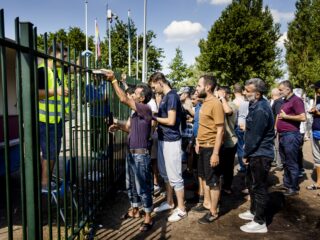 Artsen zonder Grenzen verleent zorg in Ter Apel: 'Nooit gedacht in Nederland nodig te zijn'