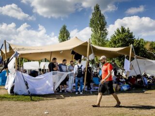 Stand.nl: 'Nederland moet met een a- en b-status gaan werken bij asielzoekers'