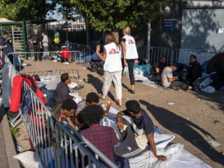 Team Artsen zonder Grenzen aanwezig bij aanmeldcentrum in Ter Apel