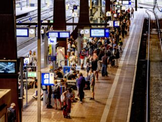 Wat weet je van Ter Apel, het stikstofdebat en de NS? Speel de nieuwsquiz