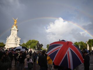 Niet iedereen is tevreden over Koningin Elizabeth: 'Mag het wat kritischer?'
