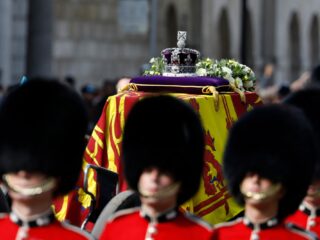 Alledaagse Vragen – Waar blijven alle condoleanceboekjes voor Elizabeth II?