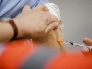 Biomedisch wetenschapper en journalist Jop de Vrieze ging op onderzoek uit naar de bijwerkingen van coronavaccins