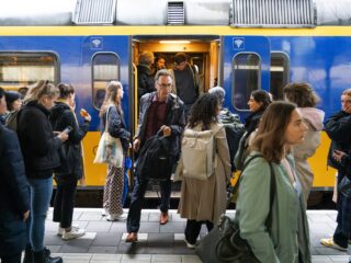 Zit je ook vaak opgepropt in de trein? Zo wil de NS het oplossen