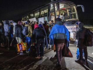 Hek om Europa? 'Vooral mensensmokkelaars en defensie-industrie profiteren'