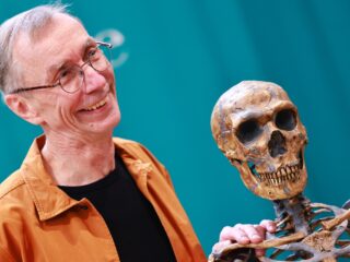 Zweedse geneticus Svante Pääbo wint geneeskunde Nobelprijs: "Hij durfde iets te proberen wat niemand anders voor mogelijk hield"